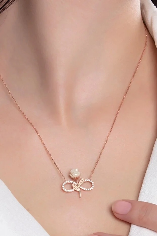 Collar «Infinity» de plata de ley 925 chapado en oro rosa con una rosa blanca y una piedra de circonita