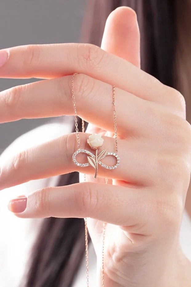 Collar «Infinity» de plata de ley 925 chapado en oro rosa con una rosa blanca y una piedra de circonita - Imagen 3